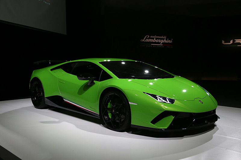 会場に展示された「アヴェンタドール S ロードスター」（左）と「ウラカン ペルフォルマンテ」（右）