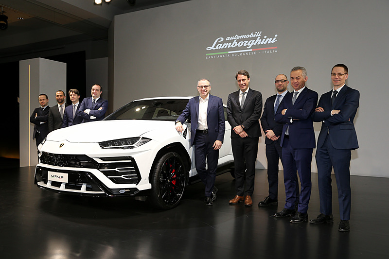 新型SUV「ウルス」とアウトモビリ・ランボルギーニ関係者