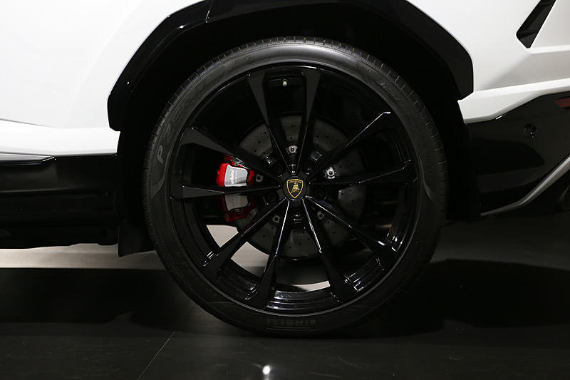 新型ウルスのボディサイズは5112×2016×1638mm（全長×全幅×全高）、ホイールベースは3003mm。ウルスのネーミングは大型の野生牛に由来する。タイヤはピレリ「P ZERO」を装着し、サイズはフロントが285/45 R21～285/35 R23、リアが315/40 R21～325/30 R23を装備