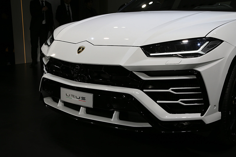 新型ウルスのボディサイズは5112×2016×1638mm（全長×全幅×全高）、ホイールベースは3003mm。ウルスのネーミングは大型の野生牛に由来する。タイヤはピレリ「P ZERO」を装着し、サイズはフロントが285/45 R21～285/35 R23、リアが315/40 R21～325/30 R23を装備