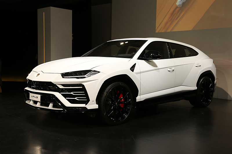 新型ウルスのボディサイズは5112×2016×1638mm（全長×全幅×全高）、ホイールベースは3003mm。ウルスのネーミングは大型の野生牛に由来する。タイヤはピレリ「P ZERO」を装着し、サイズはフロントが285/45 R21～285/35 R23、リアが315/40 R21～325/30 R23を装備