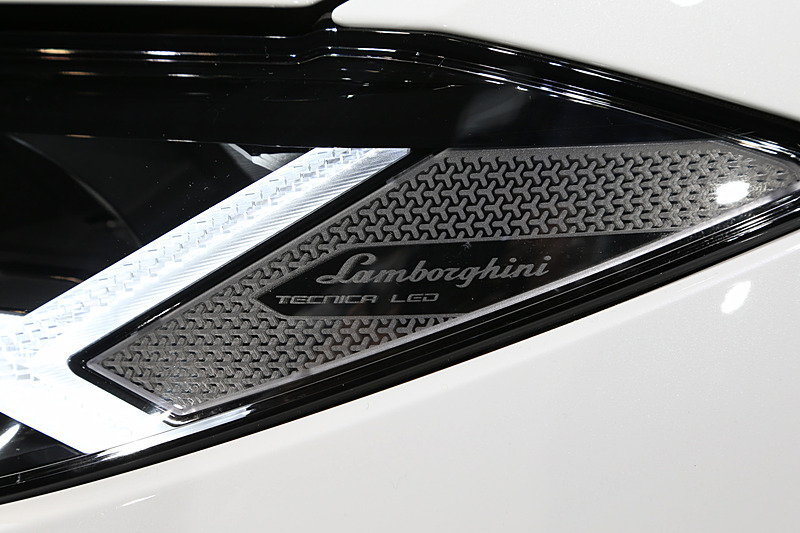 新型ウルスのボディサイズは5112×2016×1638mm（全長×全幅×全高）、ホイールベースは3003mm。ウルスのネーミングは大型の野生牛に由来する。タイヤはピレリ「P ZERO」を装着し、サイズはフロントが285/45 R21～285/35 R23、リアが315/40 R21～325/30 R23を装備