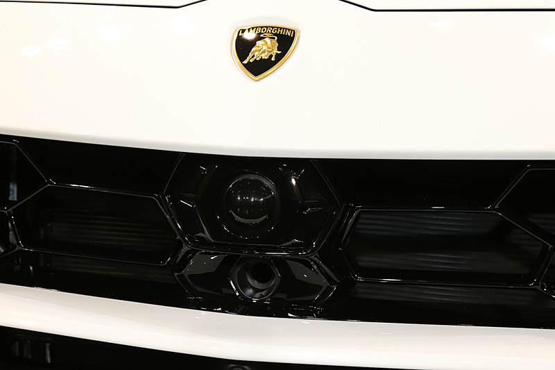 フロントグリル部にミリ波レーダー、フロントウィンドウ上部にカメラを装着