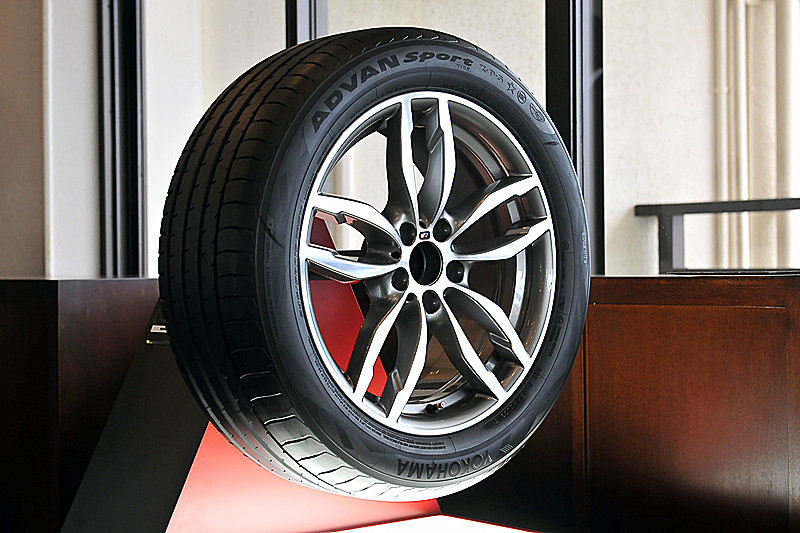 2017年10月に日本での受注を開始した新型「X3」。BMWと共同開発したADVAN Sport V105のタイヤサイドには、BMWの承認を示すスターマークが刻印される