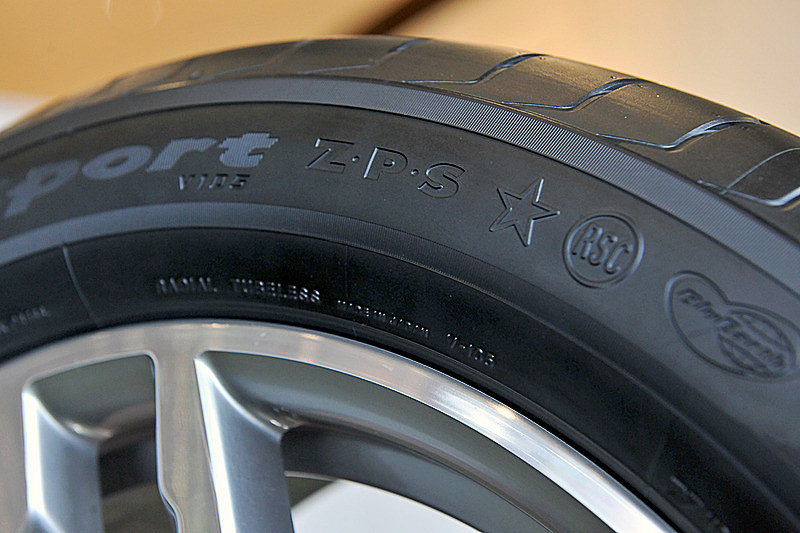 2017年10月に日本での受注を開始した新型「X3」。BMWと共同開発したADVAN Sport V105のタイヤサイドには、BMWの承認を示すスターマークが刻印される