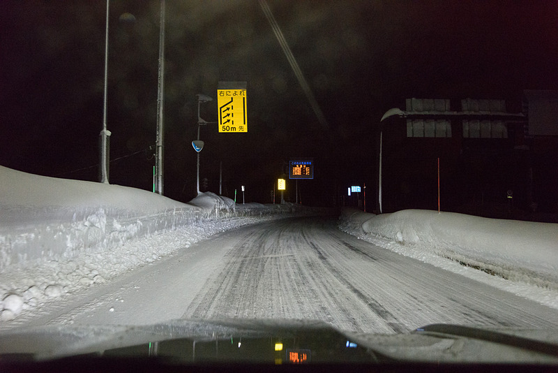 湯沢ICから国道へ向かう途中は積雪あり