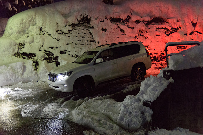 急坂の上り下りも楽々こなすプラド。ボディサイズに慣れれば運転もラクラク