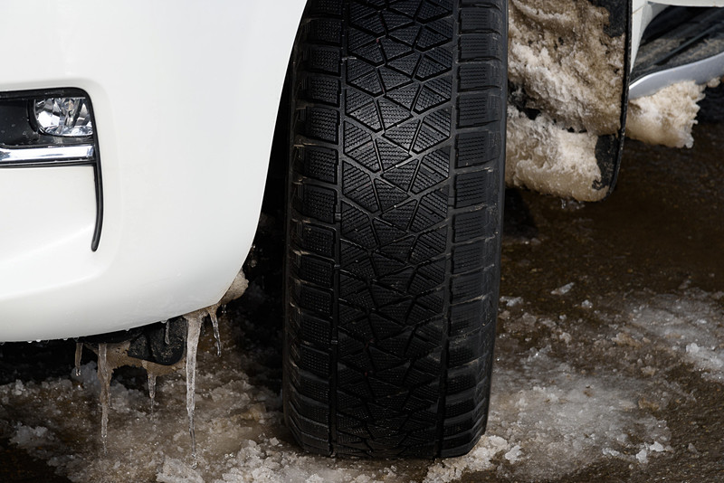 プラドの装着スタッドレスタイヤは、ブリヂストンのSUV用ブリザック DM-V2