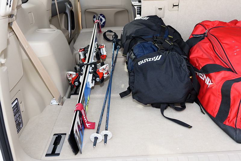 長尺もののスキー板も真っ直ぐ搭載できるのは、スキー板に気を使う人にとって大切なポイント