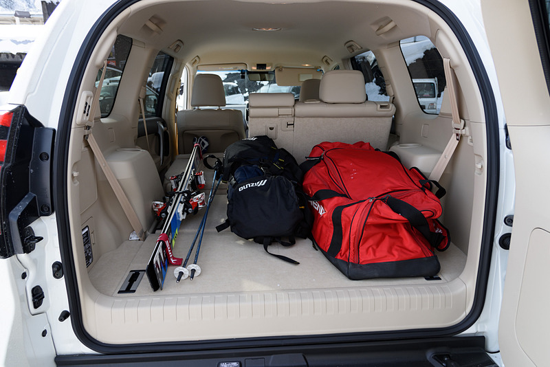 プラドの3列目シートと、2列目シートの片方を倒してスキーの荷物を積み込むの図