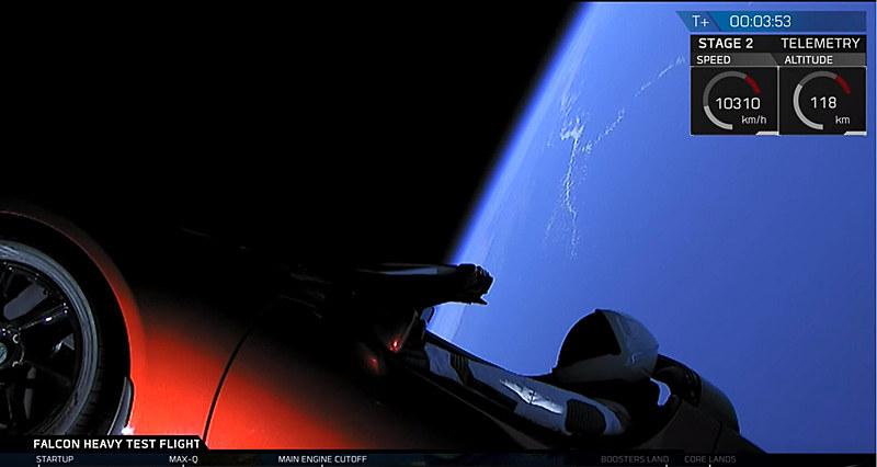 宇宙空間を移動する初代「ロードスター」