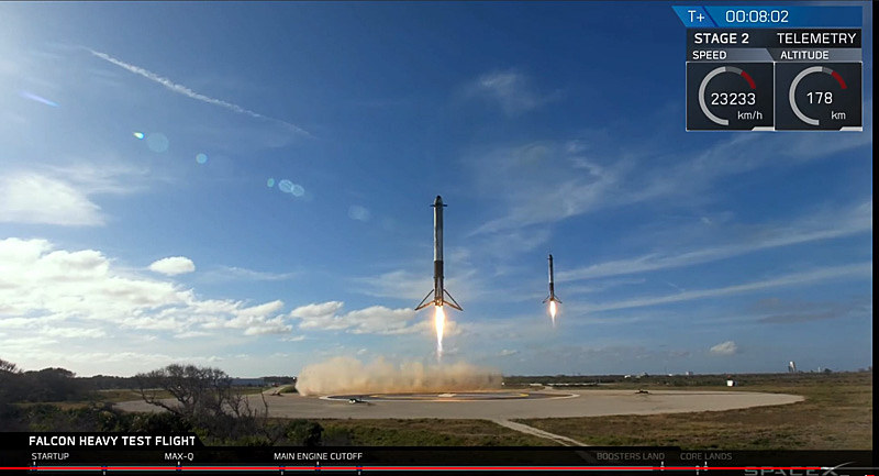 2つのブースターが地上に着陸