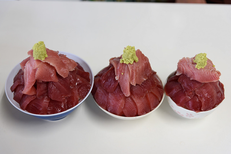 せっかくなので3サイズ注文。左から中、小、ミニ。まぐろ山盛り