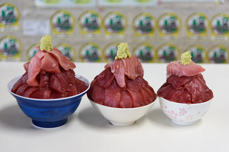 高さが分かるように横から。左から中、小、ミニ。正直、小でも十分な枚数のまぐろが積まれている