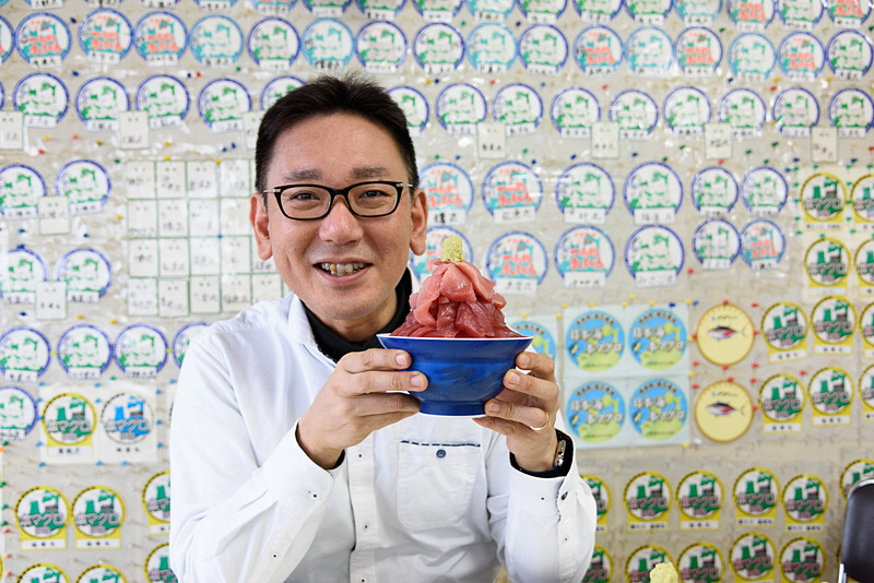 高さはこんな感じ。3人で腹一杯食べました