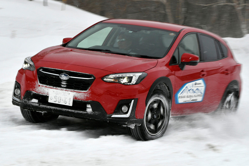 SUVのXVは、日本の都市部でのタワーパーキング問題をクリアするために、最低地上高は200mmに。これが乾燥路の運動性能の向上につながっているが、雪道では若干の不満に。ベース仕様ともいえるヨーロッパ仕様は最低地上高220mmのため、ユーロエディションなどのバリエーション展開に期待したい