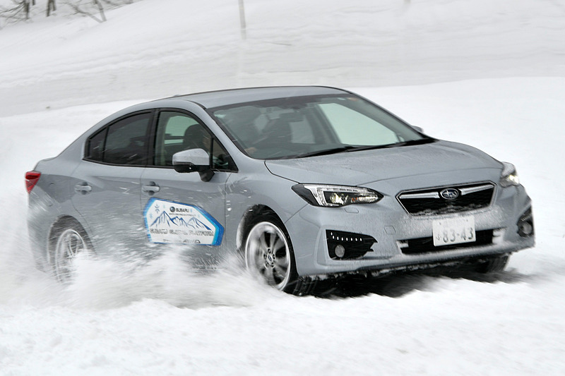 一方、インプレッサ G4 2.0i-L EyeSightは、雪道でもリニアな走りを披露してくれた。セダンタイプでありながら抜群の雪道ドライブ性能を感じた。SGP＋シンメトリカルAWDの素性のよさを思い知る