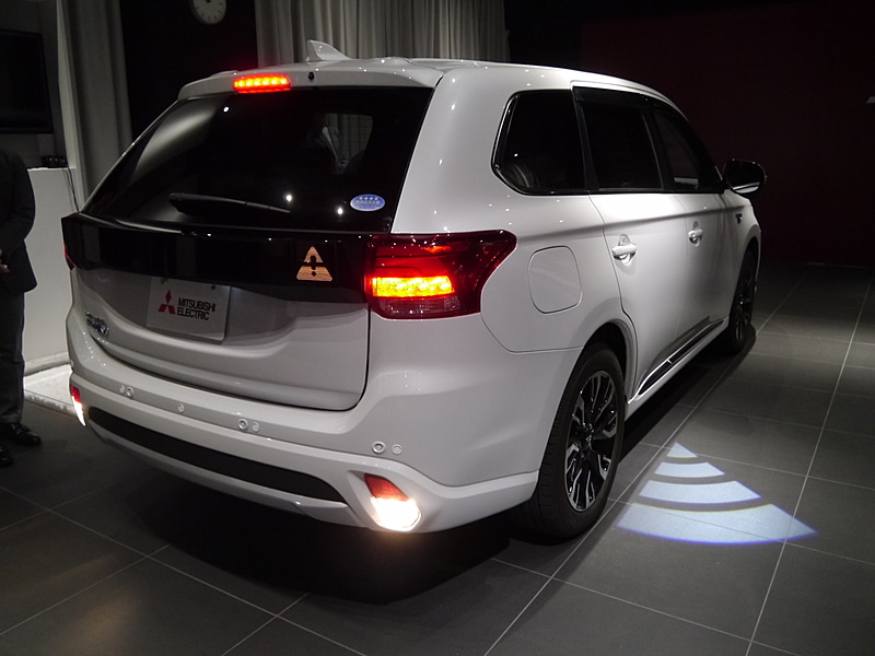 「ドア開け・後退時に車外センサーと連動して、より注意を喚起する表示」