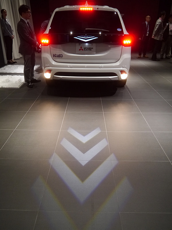 三菱電機が公開した光でクルマの動きを周囲に注意を喚起する自動車向け「安心・安全ライティング」技術