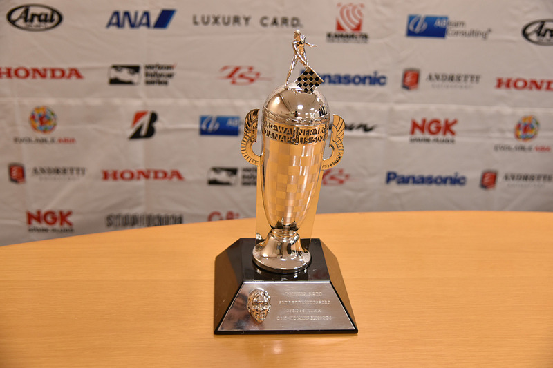 インタビューは“ベビーボルグ”と呼ばれるボルグワーナートロフィの複製トロフィとともに行なわれた