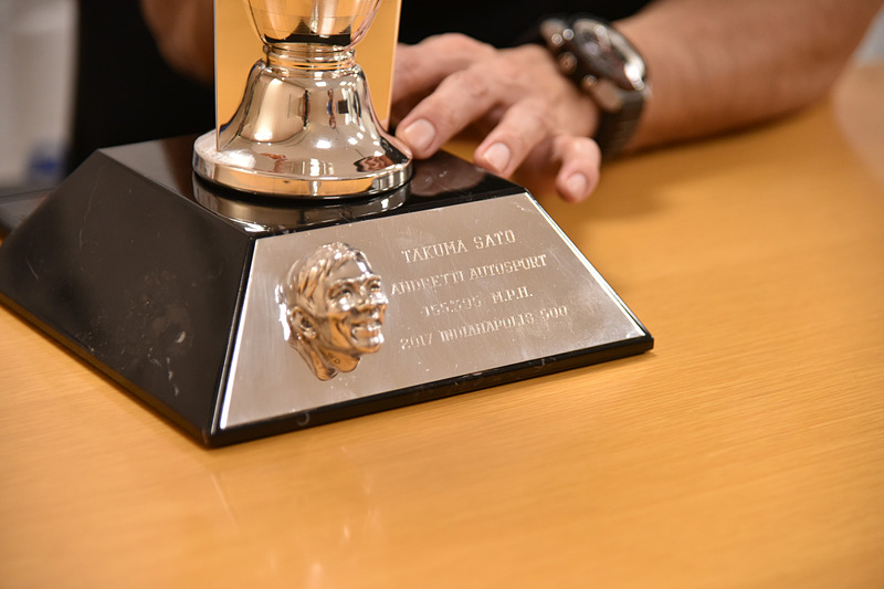 台座にはボルグワーナートロフィと同じように佐藤選手の顔が彫刻されている