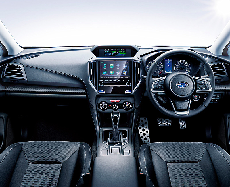 本革巻ステアリングホイールなどを装備するインテリア