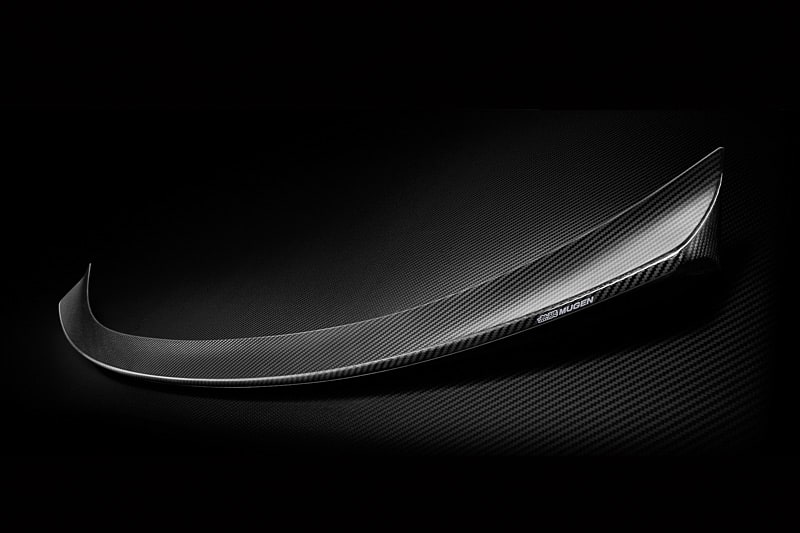 トランクリッド後端に装着する「カーボンエアスポイラー」（16万2000円）。ドライカーボンを採用し、表面はUVカットクリアコート仕上げとなる