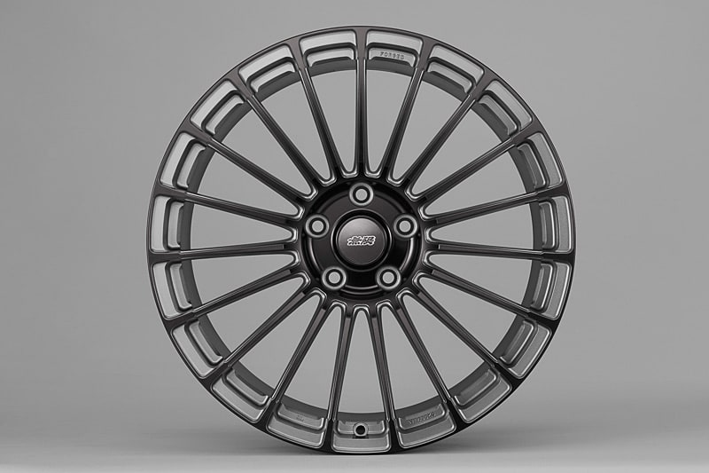 レジェンド専用デザイン＆サイズの切削鍛造ホイール「MFL」（16万2000円/本）。サイズは20×8.5J、インセット45。推奨タイヤサイズは245/35 R20。カラーはガンメタリックをベースに切削面にブラックアルマイトを施した、ガンメタブライトブラックを設定している