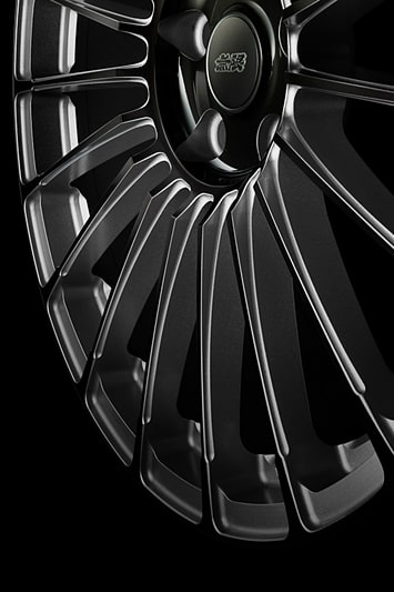 レジェンド専用デザイン＆サイズの切削鍛造ホイール「MFL」（16万2000円/本）。サイズは20×8.5J、インセット45。推奨タイヤサイズは245/35 R20。カラーはガンメタリックをベースに切削面にブラックアルマイトを施した、ガンメタブライトブラックを設定している