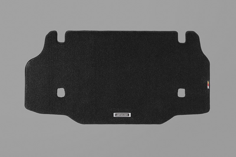 「スポーツマット」（6万4800円、画像左）、「スポーツラゲッジマット」（2万1600円、画像右）。マットの表地は耐久性に優れたナイロン素材、裏地にはフロアとマットのズレや滑りを防ぐポリエステル素材を採用