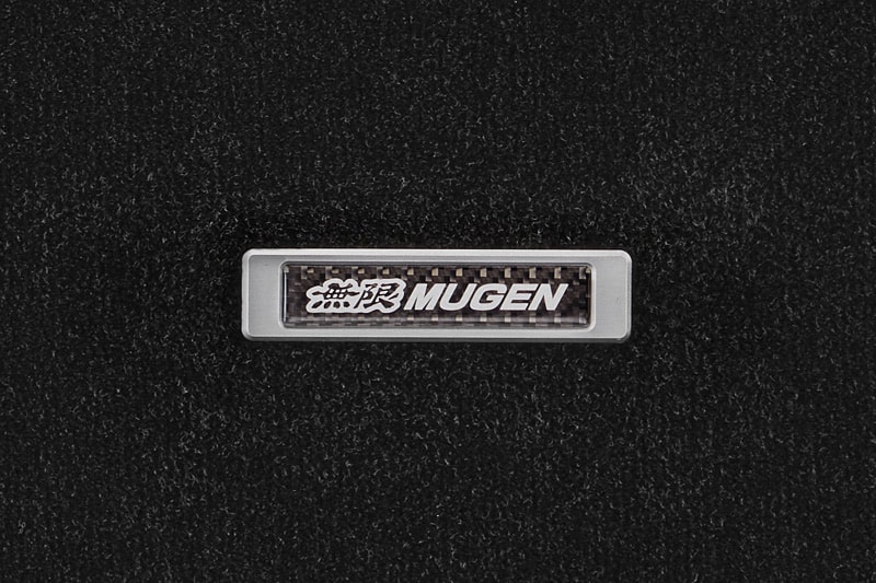 アルミベースにカーボン素材を装着した無限エンブレムをレイアウト