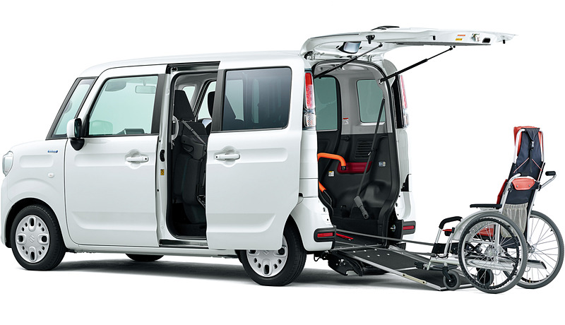 車両後方にワンアクションで簡単に開閉できる「テールゲート一体型スロープ」を採用。ボディカラーは「オフブルーメタリック」（左）、「シルキーシルバーメタリック」（中央）、「ピュアホワイトパール」（右）の3色