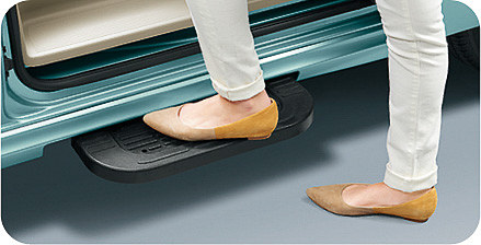 スライドドアの開閉に連動し、ステップとの段差を少なくする「電動オートステップ」