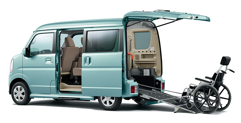 ボディカラーは「ガーデニングアクアメタリック」（左）、「シルキーシルバーメタリック」（中央）、「ホワイトパール」（右）の3色から選択可能