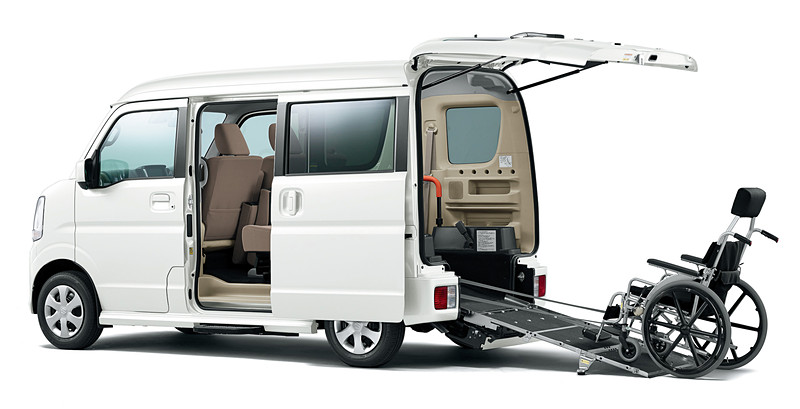 ボディカラーは「ガーデニングアクアメタリック」（左）、「シルキーシルバーメタリック」（中央）、「ホワイトパール」（右）の3色から選択可能