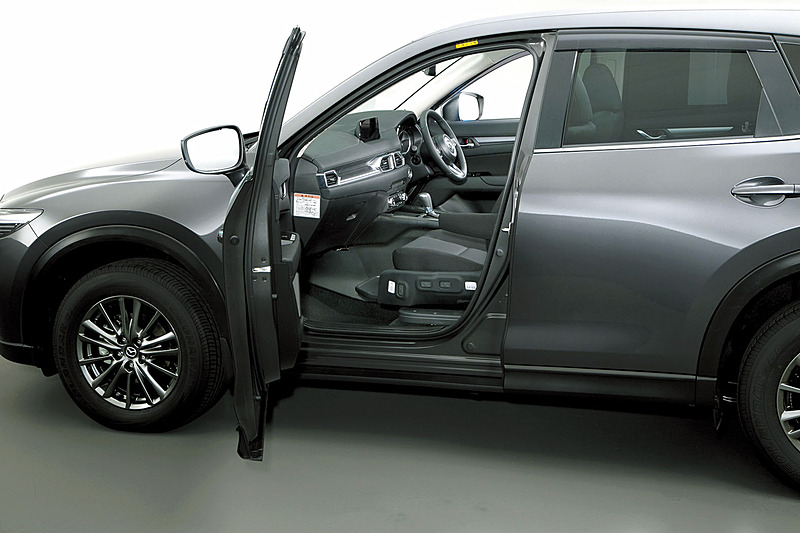 助手席シートが回転し昇降するリフトアップ機構