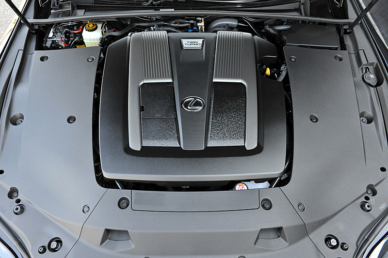 LS500が搭載するV型6気筒3.5リッターツインターボ「V35A-FTS」エンジンは最高出力310kW（422PS）/6000rpm、最大トルク600Nm（61.2kgm）1600-4800rpmを発生。吸気効率の向上と燃焼室内の気流強化を両立し、世界トップレベルの熱効率による高い出力と燃費性能を実現。JC08モード燃費は2WD車が10.2km/L、4WD車が9.5～9.8km/L
