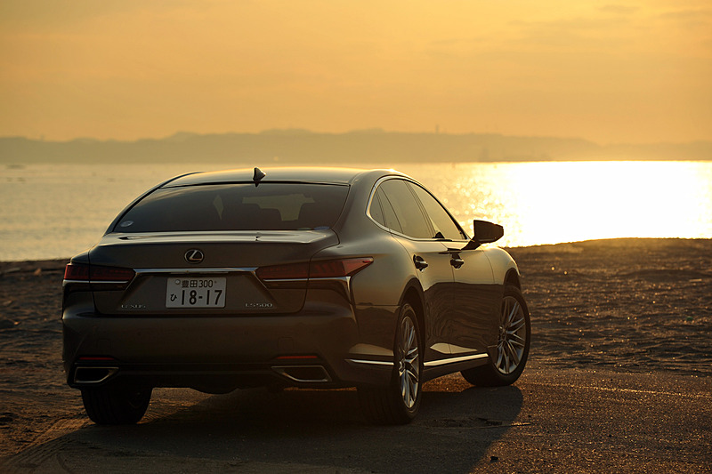 今回は新開発のV型6気筒3.5リッターツインターボエンジンを搭載する「LS500」の試乗インプレッションをお届けする。写真の「LS500“version L”」（FR）のボディサイズは5235×1900×1450mm（全長×全幅×全高）、ホイールベースは3125mm。価格は1320万円