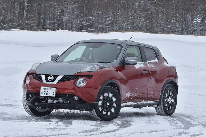 「ジューク」で唯一の4WDモデルとなる「16GT FOUR」。ボディサイズは4135×1765×1570mm（全長×全幅×全高）で、ホイールベースは2530mm。搭載する直列4気筒DOHC 1.6リッターエンジンは最高出力140kW（190PS）/5600rpm、最大トルク240Nm（24.5kgm）/1600-5200rpmを発生。トランスミッションには7速マニュアルモード付のCVTを組み合わせる