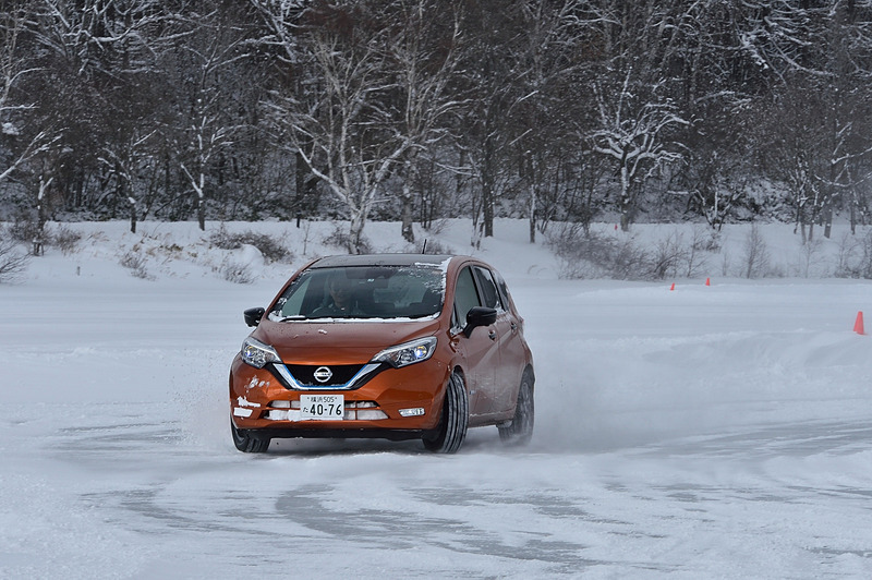 試乗した「ノート e-POWER」のモデルは「X ブラックアロー」で、ボディサイズは4100×1695×1520mm（全長×全幅×全高）。ホイールベースは2600mm。最高出力58kW（79PS）/5400rpm、最大トルク103Nm（10.5kgm）/3600-5200rpmを発生する直列3気筒DOHC 1.2リッターエンジンと、最高出力80kW（109PS）/3008-10000rpm、最大トルク254Nm（25.9kgm）/0-3008rpmを発生するEM57型モーターを搭載