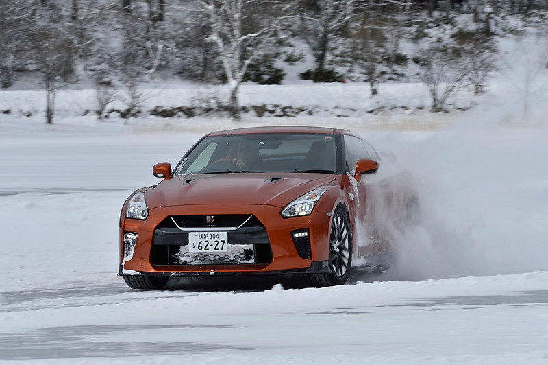 無敵の走破性をみせた「GT-R」。モデルは「Premium edition」に試乗。ボディサイズは4710×1895×1370mm（全長×全幅×全高）で、ホイールベースは2780mm。最高出力419kW（570PS）/6800rpm、最大トルク637Nm（65.0kgm）/3300-5800rpmを発生するV型6気筒DOHC 3.8リッターツインターボを搭載し、トランスミッションに6速DCTを組み合わせる