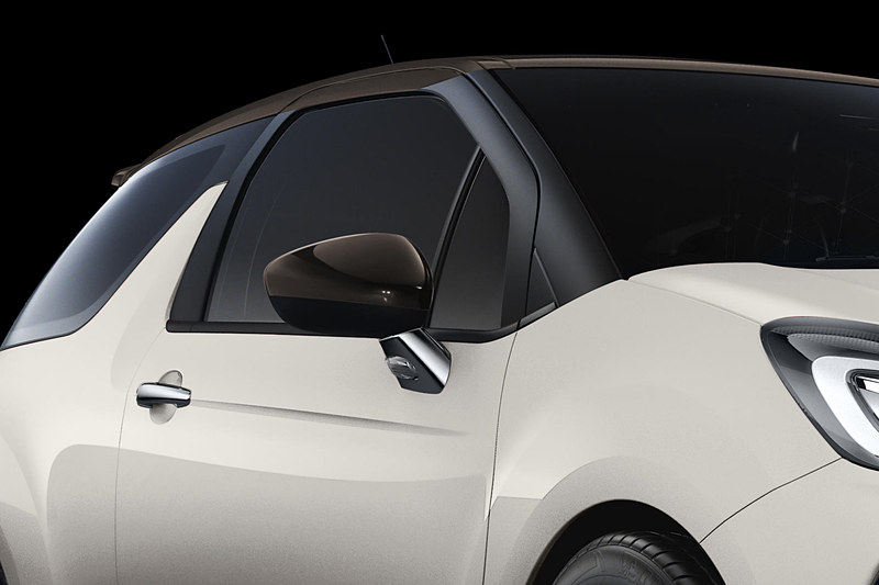 ボディカラーに“パルテノン神殿をイメージした”新色「クレームパルテノン」を使い、ルーフやドアミラー、ツートーンアロイホイールなどを「ブラントパーズ」にカラーリングしてコーディネート