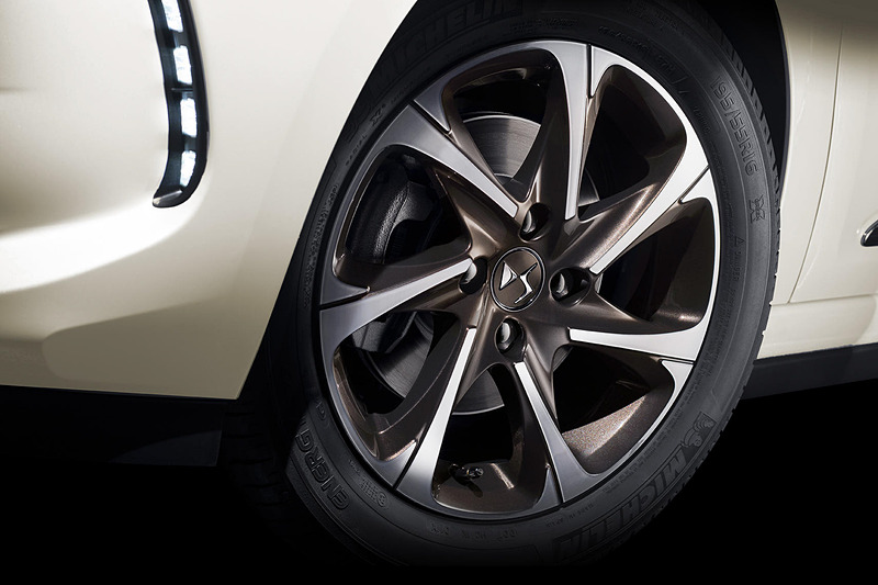 ボディカラーに“パルテノン神殿をイメージした”新色「クレームパルテノン」を使い、ルーフやドアミラー、ツートーンアロイホイールなどを「ブラントパーズ」にカラーリングしてコーディネート