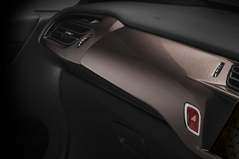 ダッシュボードもブラントパーズにカラーリング