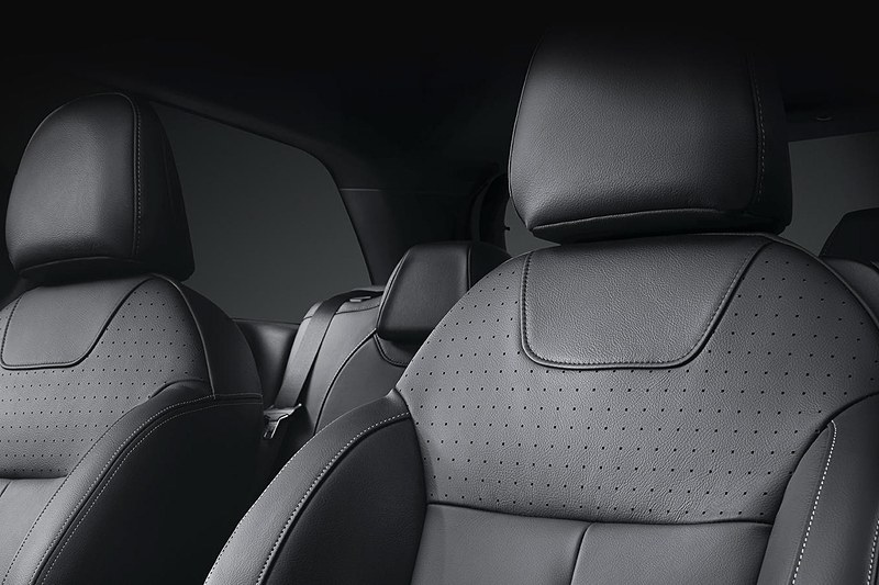 ミストラル（黒）色のフルレザーシートで高級感を演出