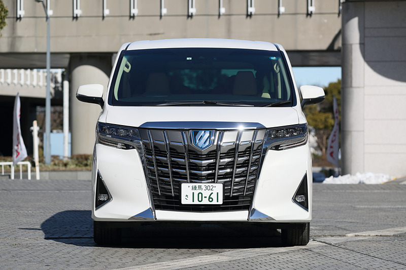 ボディサイズは4945×1850×1950mm（全長×全幅×全高）、ホイールベースは3000mm、車両重量は2240kg