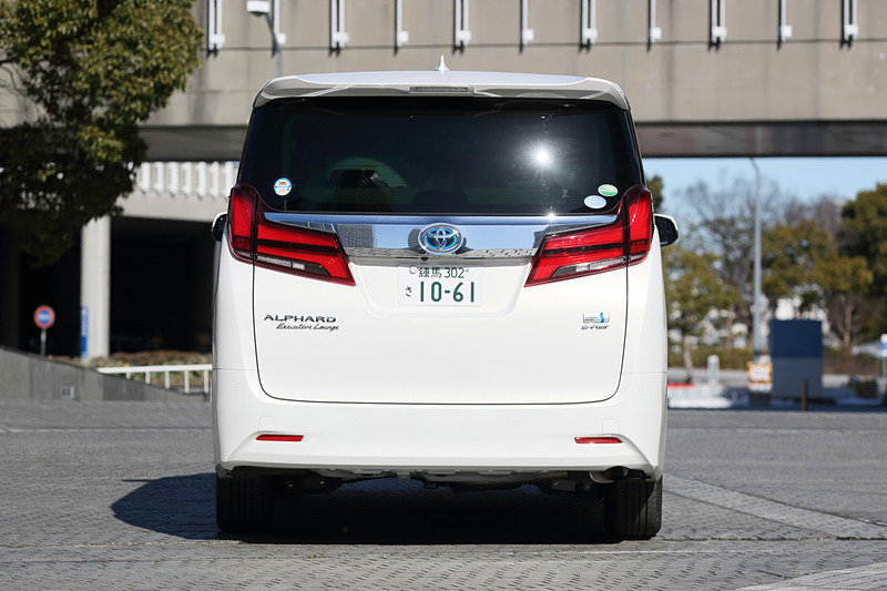 ボディサイズは4945×1850×1950mm（全長×全幅×全高）、ホイールベースは3000mm、車両重量は2240kg