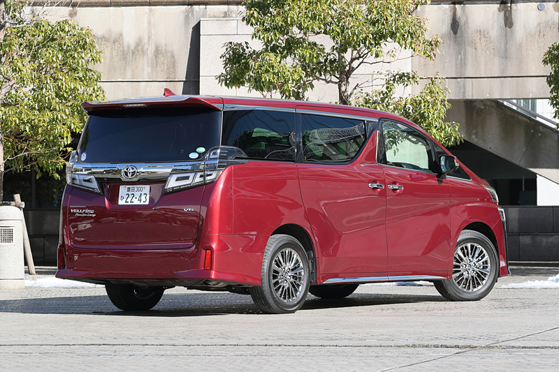 ボディサイズは4935×1850×1950mm（全長×全幅×全高）、ホイールベースは3000mm、車両重量は2210kg