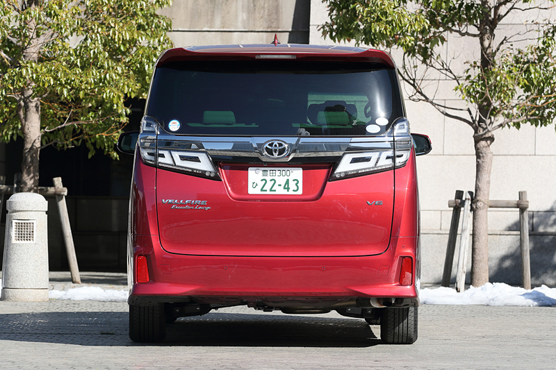 ボディサイズは4935×1850×1950mm（全長×全幅×全高）、ホイールベースは3000mm、車両重量は2210kg