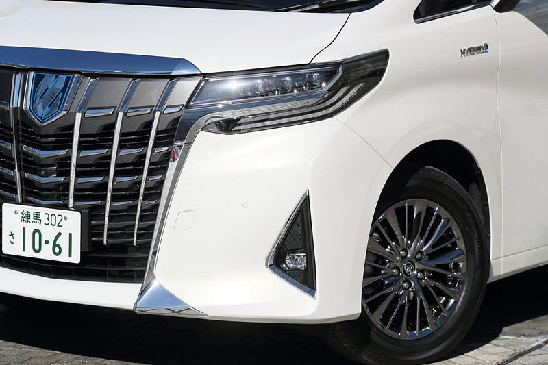 フロントグリルの両サイドに追加したメッキ加飾をヘッドライトまで連続させて存在感を強調